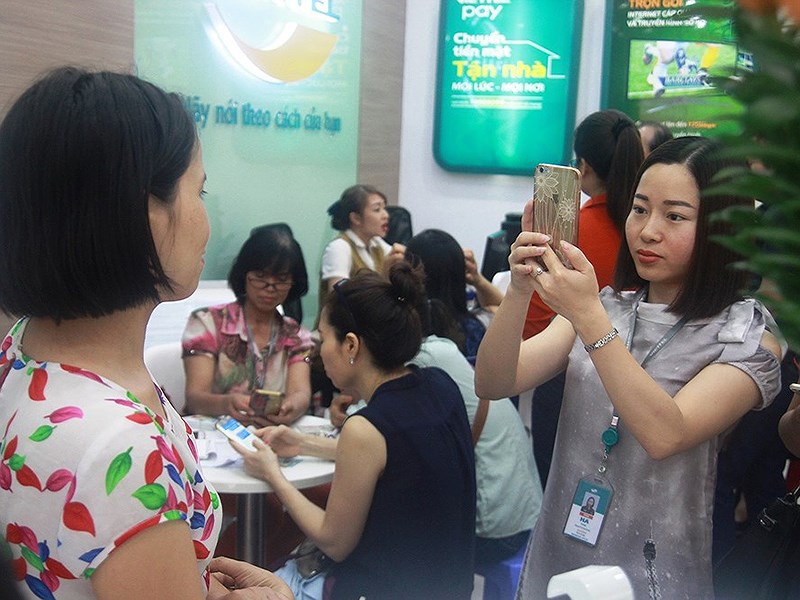 Sợ bị khóa SIM, khách hàng lại rồng rắn bổ sung ảnh